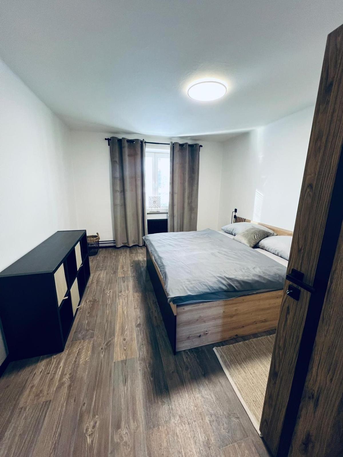Apartman Opava S Parkovanim エクステリア 写真
